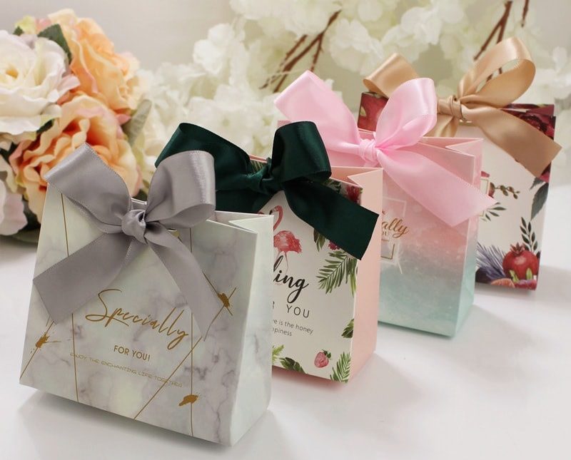 Cách trang trí túi giấy dễ thương bằng nơ