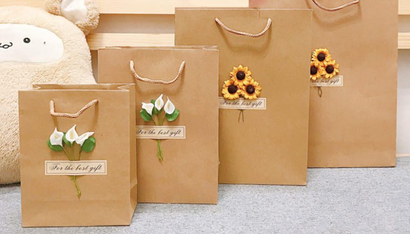 Túi giấy đẹp được trang trí bằng hoa khô