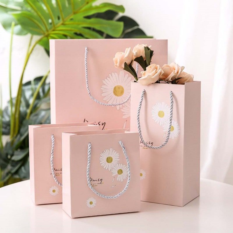 Túi giấy thiết kế có quai được dùng trong lĩnh vực phụ kiện
