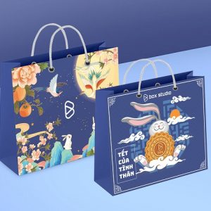 Túi giấy màu xanh chủ đạo nổi bật trên họa tiết đẹp mắt