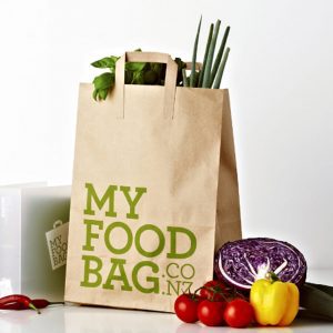 Túi giấy có quai xách đựng rau tươi