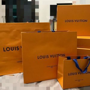 Túi giấy Louis Vuitton được làm bằng chất liệu cao cấp với đa dạng mẫu mã và kích thước