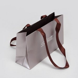 Mẫu túi giấy này sở hữu gam màu trầm sang trọng