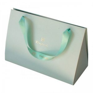 Kiểu dáng túi giấy độc đáo, tạo độ cuốn hút mạnh mẽ cho khách hàng