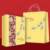 Gam màu vàng của túi giấy thể hiện nắng xuân đang về