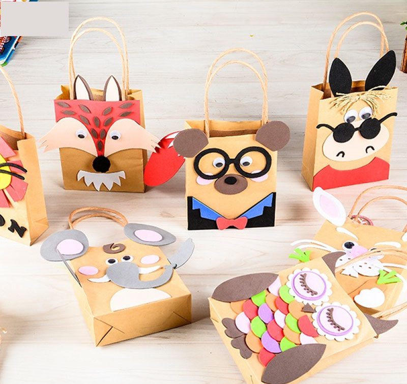 Túi giấy thiết kế hình chữ nhật đơn giản, kết hợp quai xách và dán hình trang trí bắt mắt
