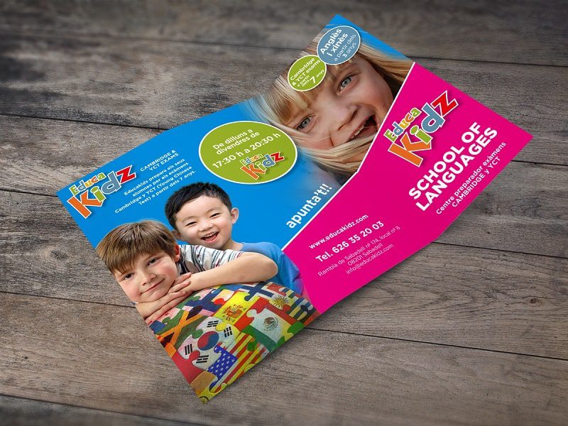 Tờ rơi quảng cáo trung tâm tiếng Anh được dùng nhiều chất liệu giấy khác nhau