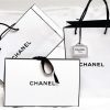 Hãng thời trang Chanel sử dụng túi giấy đựng sản phẩm