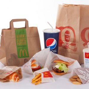 Đồ ăn vặt được đóng gói bằng túi giấy ngày càng phổ biến