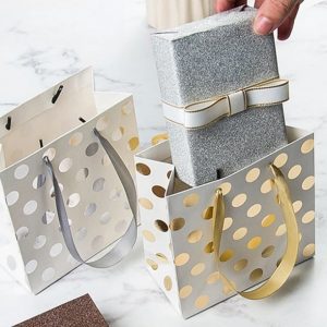 Sử dụng túi giấy đựng quà tặng an toàn cho môi trường và sức khỏe người dùng