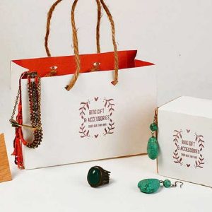 Màu sắc túi giấy có sự đồng bộ với thương hiệu và họa tiết