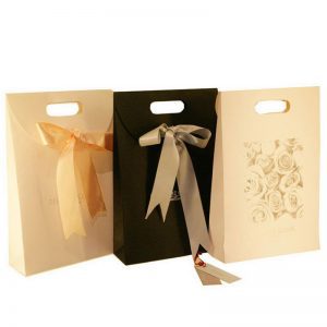 Túi giấy đục lỗ đính nơ tăng tính thẩm mỹ cao