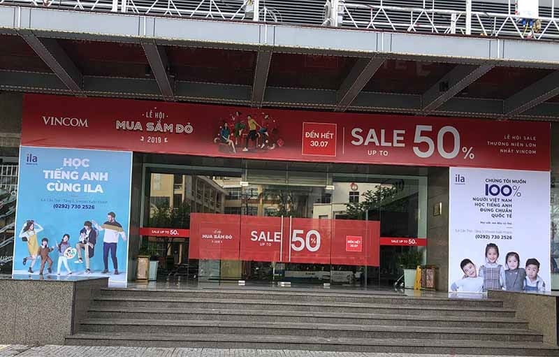 Poster dán tường và poster dán kính thường được làm từ những chất liệu phù hợp khác nhau