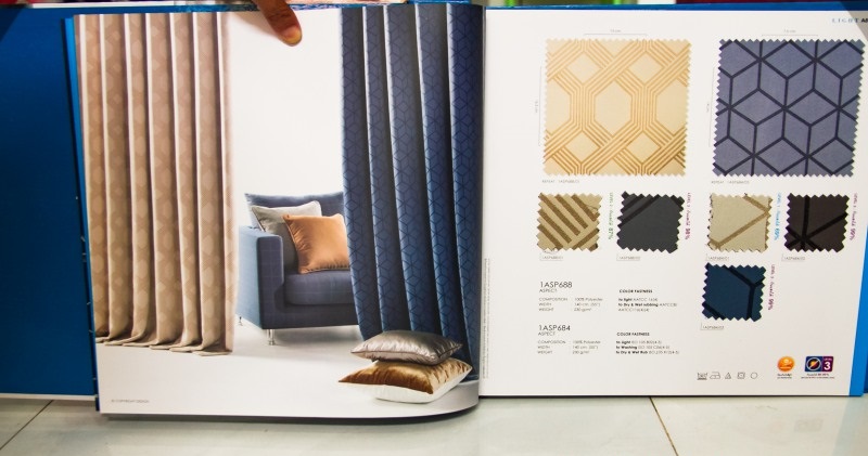 Mẫu catalogue rèm cửa chứa thông tin chi tiết về chất liệu và các màu vải